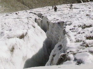 沿冰川向 Monte Rose 前進