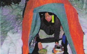 雪地上露營時煮食